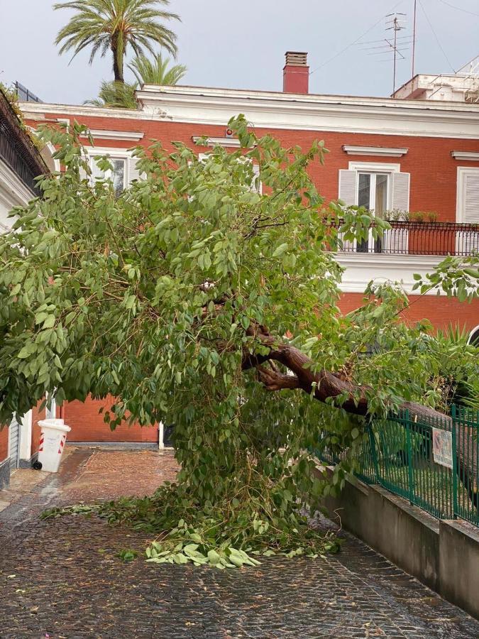 Готель B-Montedidio Неаполь Екстер'єр фото